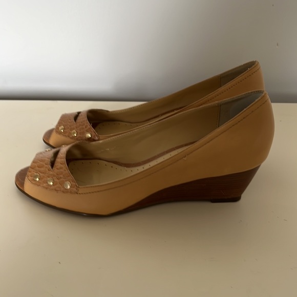 **3 for $30** Liz Claiborne Light Tan Open Toe Low Stacked Heeled Wedge 8.5 - Picture 3 of 9